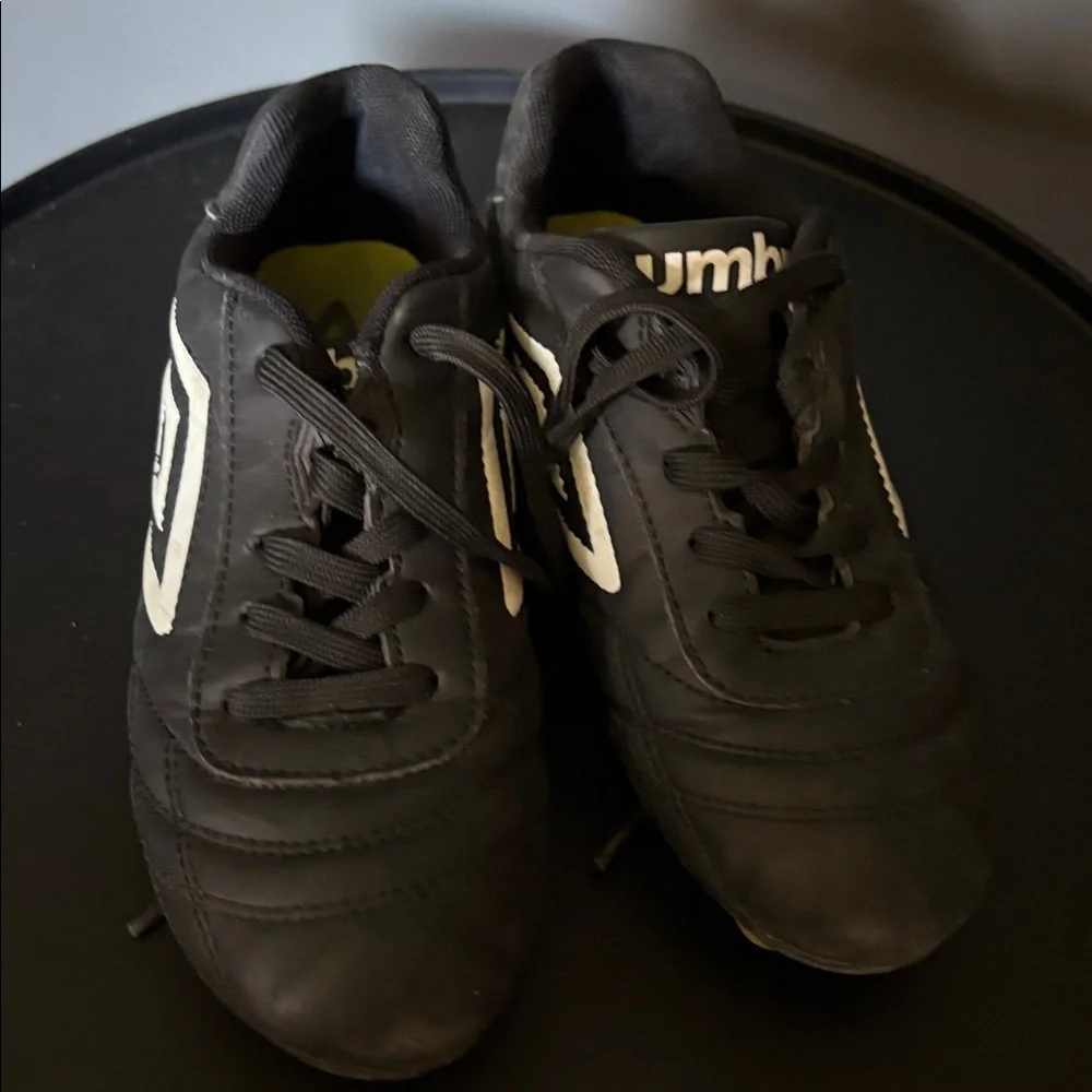 Umbro stylish cleats